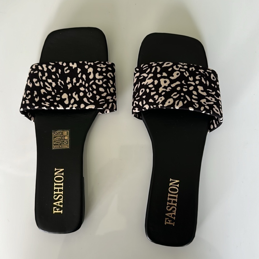 Canvas cheetah pattern flat slides